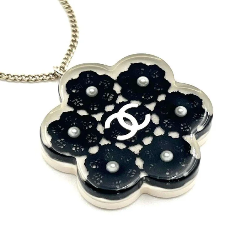 Retro coin necklaces-Chanel Metal Resin Pendant Necklace (Pre-Owned)