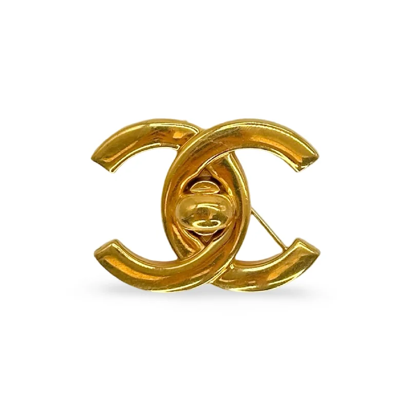 Plated gold brooches-CHANEL: CC Turnlock Brooch