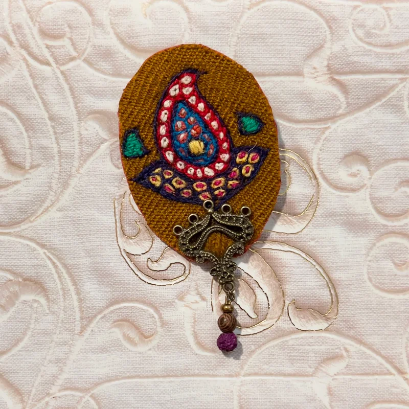 Retro medallion brooches-Brooch 003