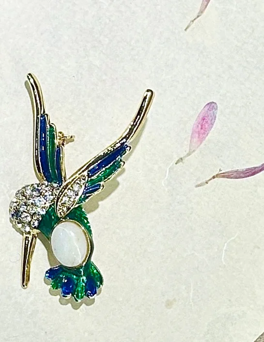 Onyx inlay brooches-Canadian Champagne Jade Humming Bird Brooch / Pin Gold Colour