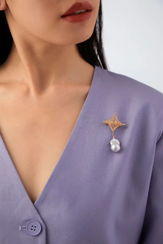 Fabric accent brooches-Miracle Baroque Series Four-pointed Star Baroque Pearl Brooch