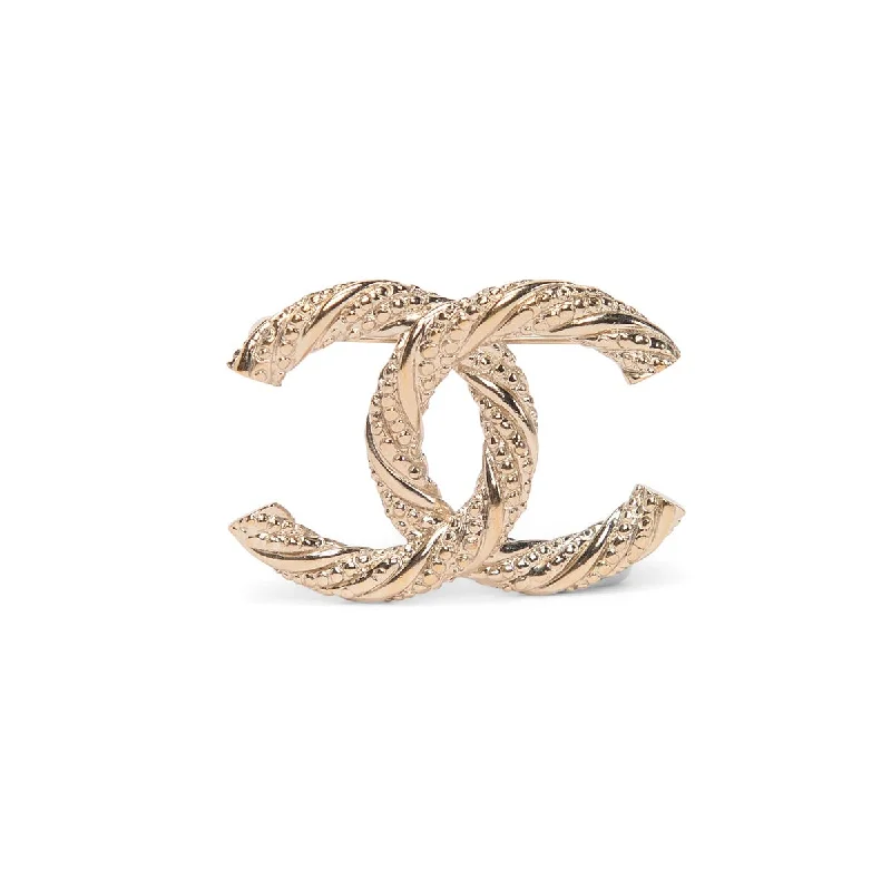 Hidden clasp brooches-Chanel Light Gold CC Twist Brooch