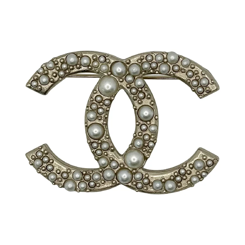 Circular shape brooches-Chanel Pearl CC Logo Brooch